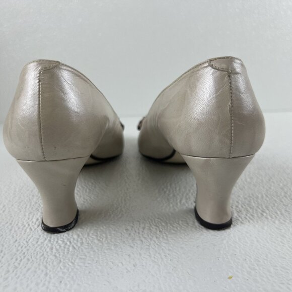 Adrienne 8.5 Womens Bone Leather Heels With Floral Embellishments & Gold Accents - Picture 5 of 16